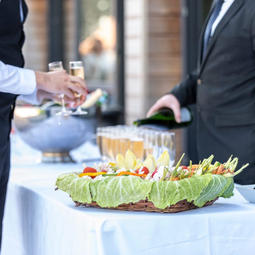 Serveurs préparant des flutes de champagne lors d'une réception en restaurant traiteur